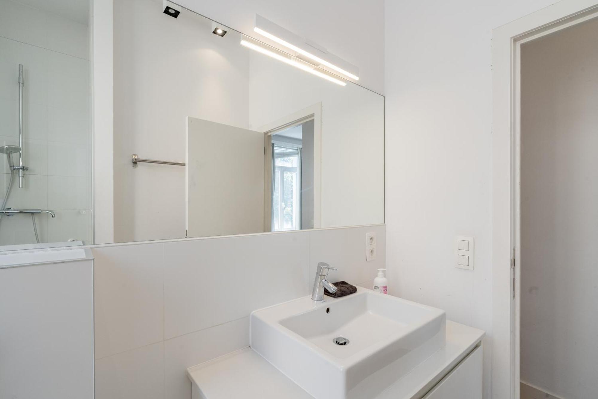 Light Modern Apartment In The Heart Of Антверпен Экстерьер фото
