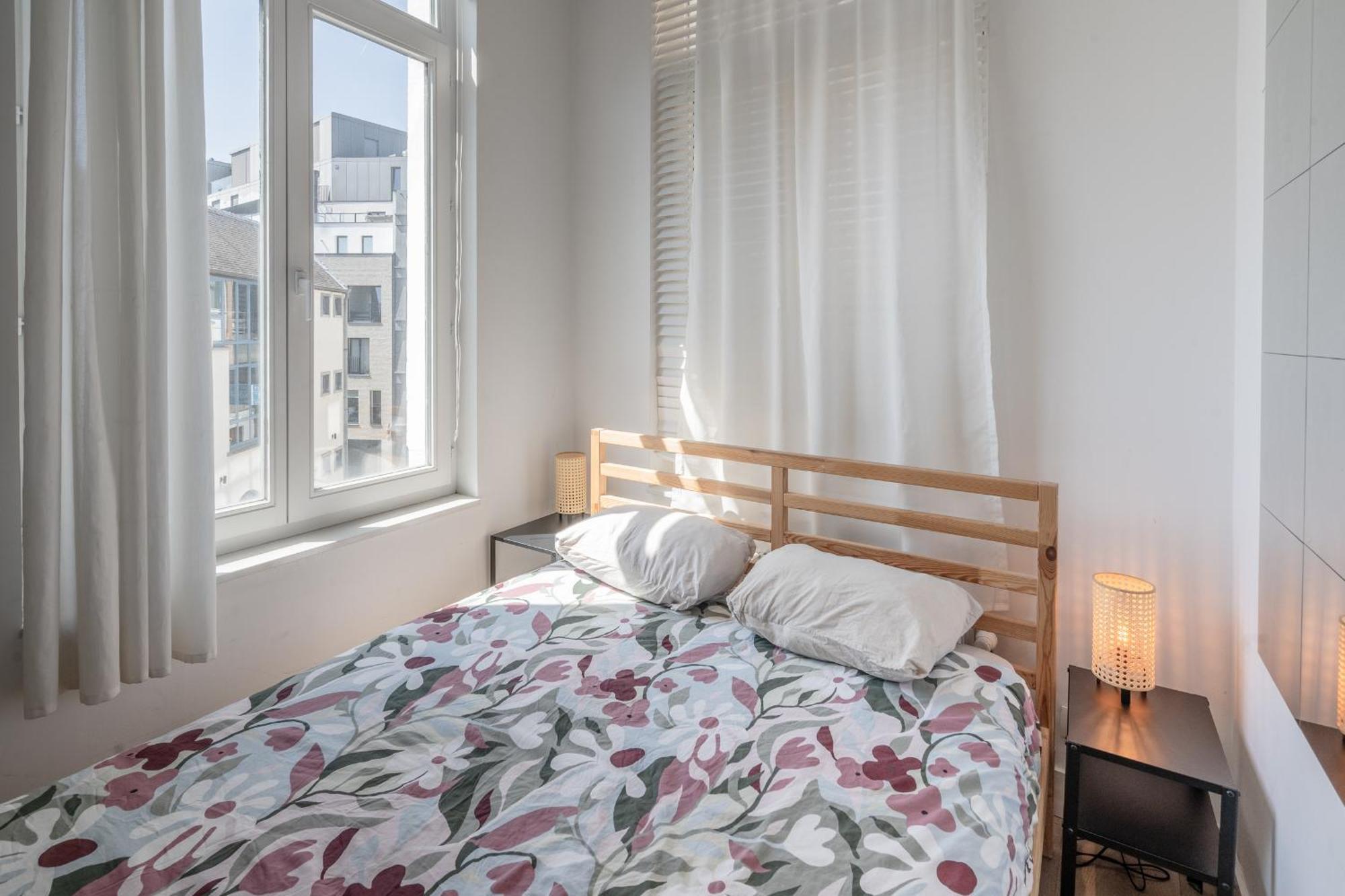 Light Modern Apartment In The Heart Of Антверпен Экстерьер фото