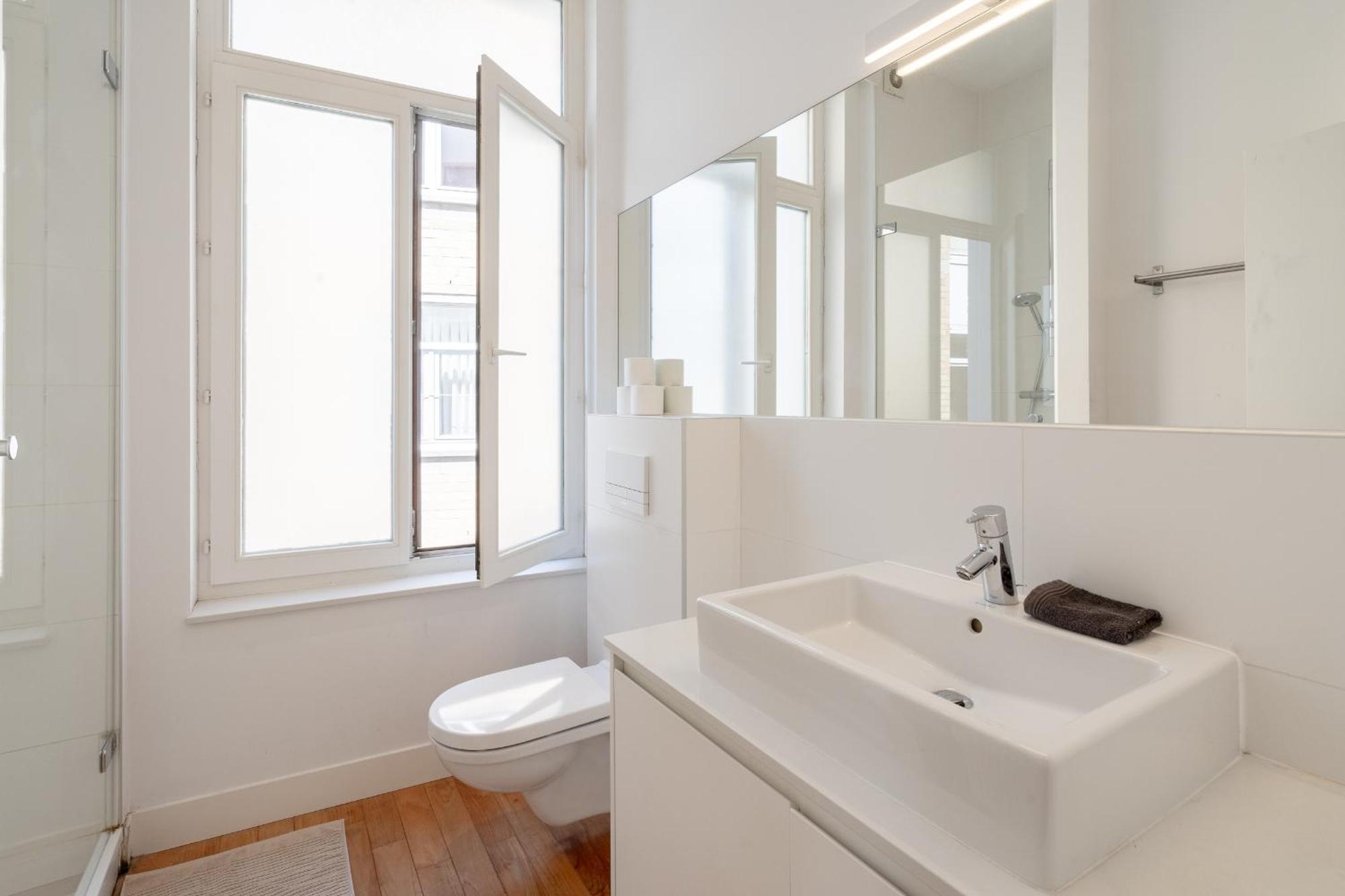 Light Modern Apartment In The Heart Of Антверпен Экстерьер фото